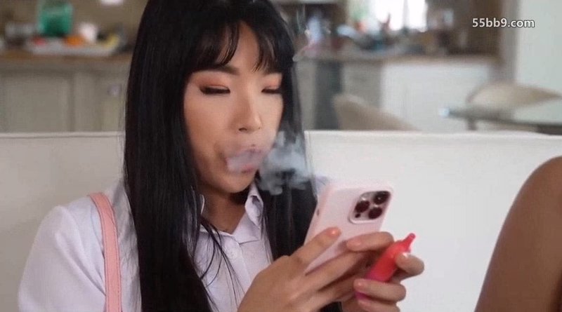 高颜值模特正妹【ElleLee】乱伦剧情，放学后家中沙发上自慰被继父撞见